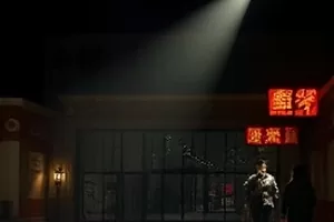 《午夜面包房》剧集封面，深夜橱窗里暖黄灯下的面包架