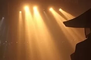 《孤岛回声》剧集封面，暴雨中的孤岛小屋与摇晃的窗